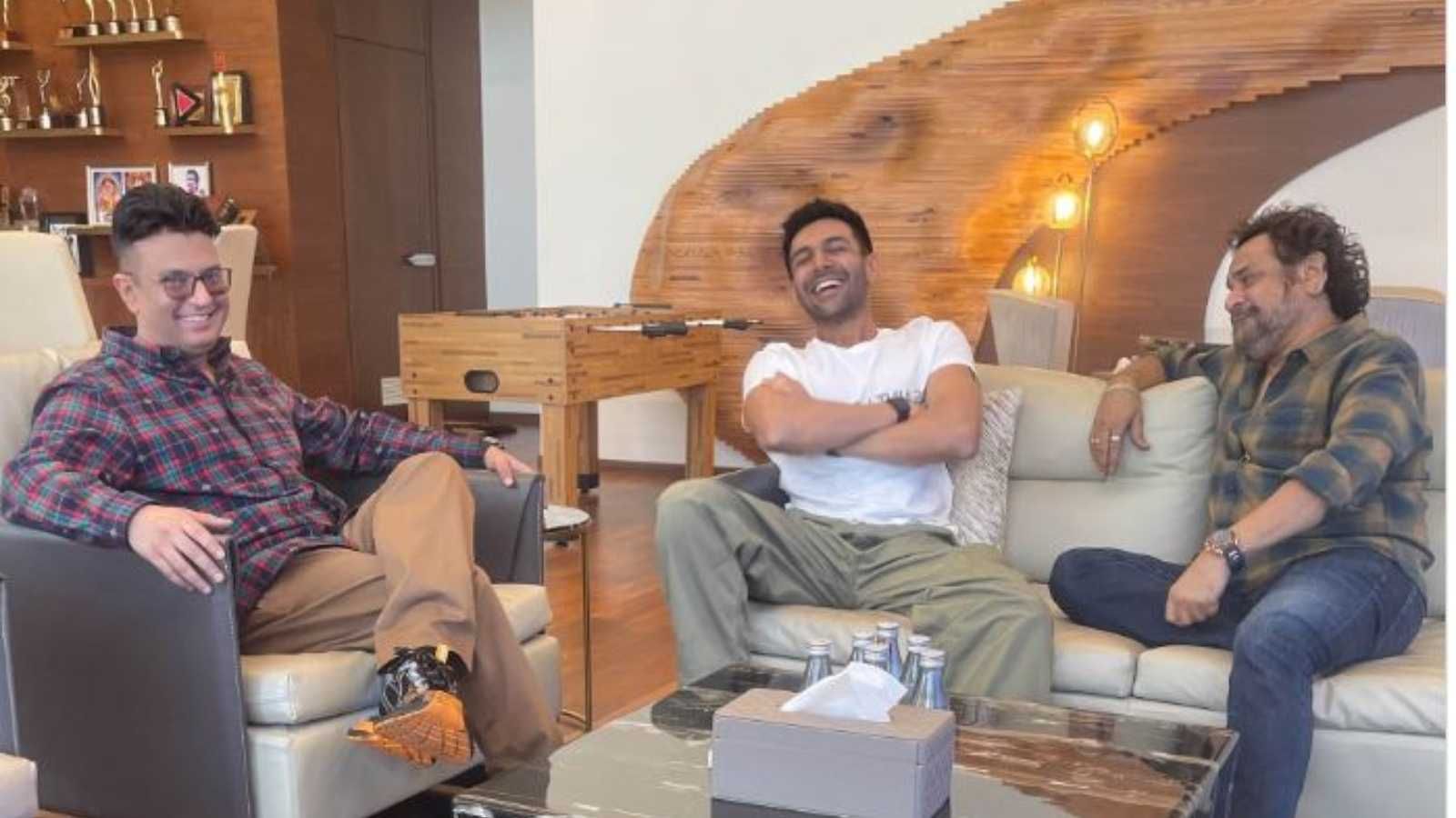Kartik Aaryan to start shooting for Bhool Bhulaiyaa 3 in March; shares a hearty laugh with Anees Bazmee, Bhushan Kumar