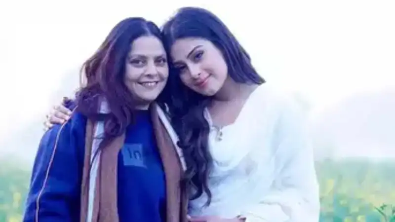 Isha Malviya with her mother