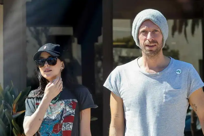 Chris Martin and Dakota Johnson (Source: X)