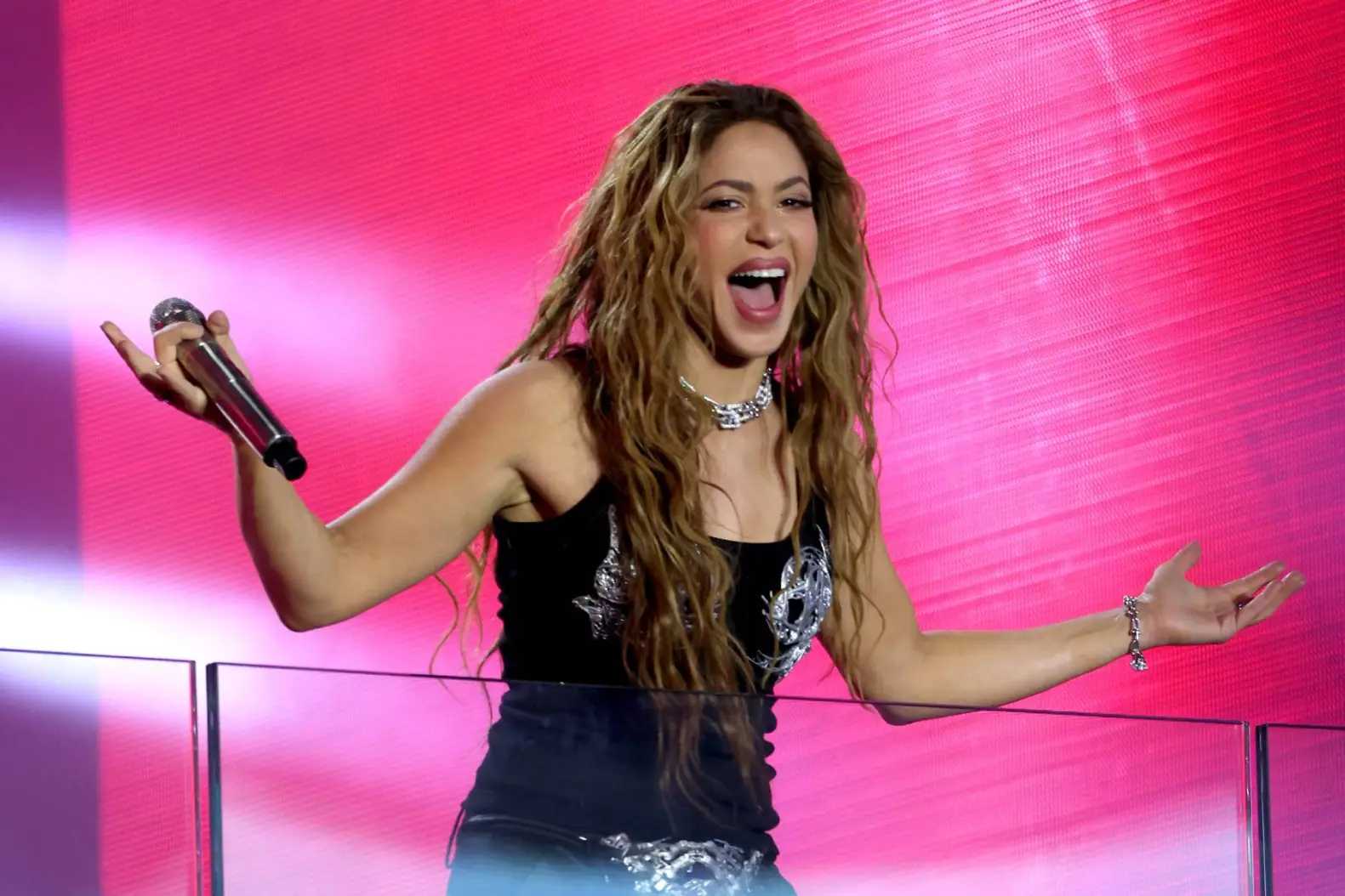 Shakira takes over the Big Apple, performs for 40,000 fans in Times Square