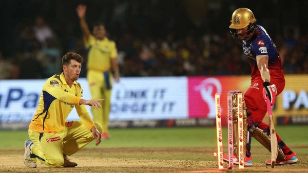 RCB vs CSK - Faf du Plessis' run out receives mixed reaction from fans, question if bat was in the air