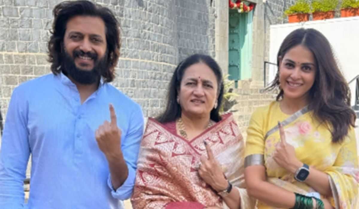 Riteish Deshmukh cast his vote along with his wife Genelia Deshmukh and mother Vaishali Deshmukh