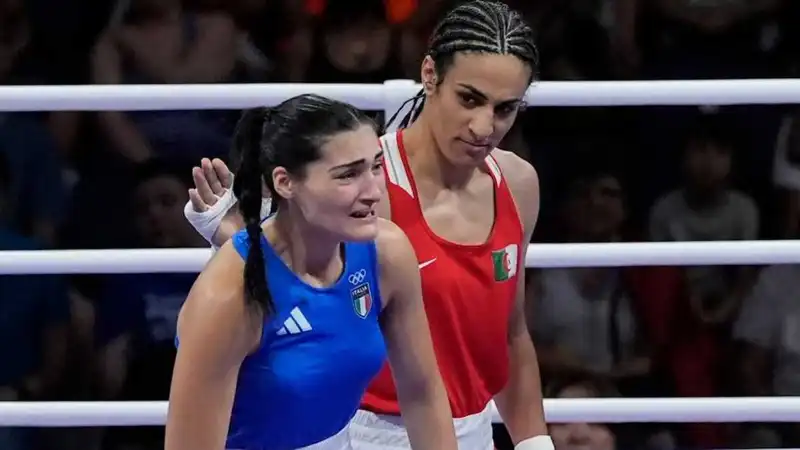 Italy's Angela Carini (Blue) and Algerian boxer Imane Khelif (Red)