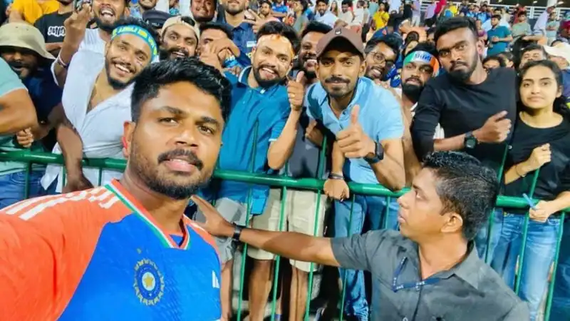 Sanju Samson with Sri Lankan fans