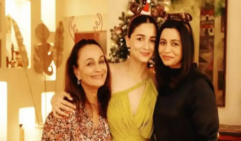 Soni Razdan with Shaheen and Alia Bhatt