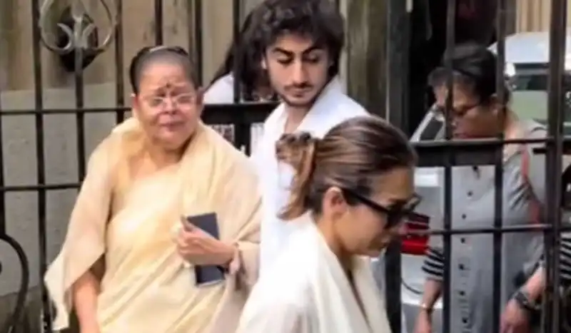 Teary-eyed Malaika Arora, mom Joyce and Arhaan Khan leave for her father Anil Mehta’s last rites | Watch