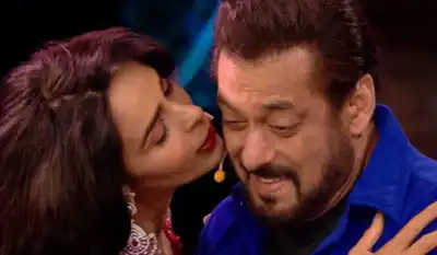 Bigg Boss 18: ‘India’s most eligible bachelor’ Salman Khan gets a kiss from Mallika Sherawat; WATCH his reaction