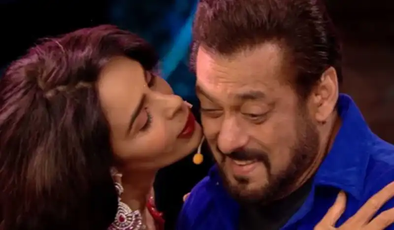 Bigg Boss 18: ‘India’s most eligible bachelor’ Salman Khan gets a kiss from Mallika Sherawat; WATCH his reaction