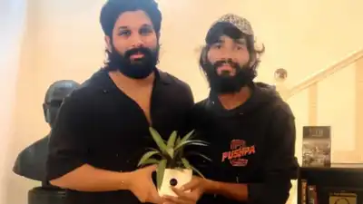 Allu Arjun’s fan from UP cycles 1600 km to meet his hero in Hyderabad | Here's how Telugu star greeted him