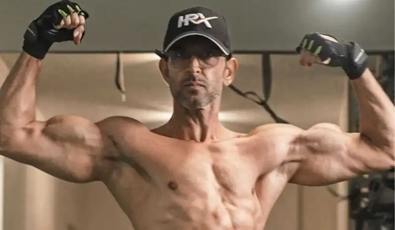 Hrithik Roshan drops a pic flaunting his 8 pack abs; Preity Zinta has the best reaction to this not to be missed post!