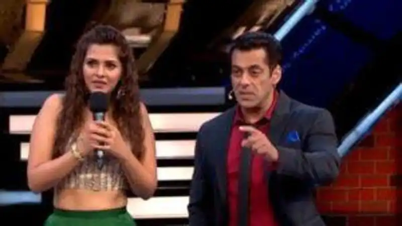 Bigg Boss 13: Ex-Contestant Dalljiet Kaur Confesses She's Not Enjoying The Show, Here's Why