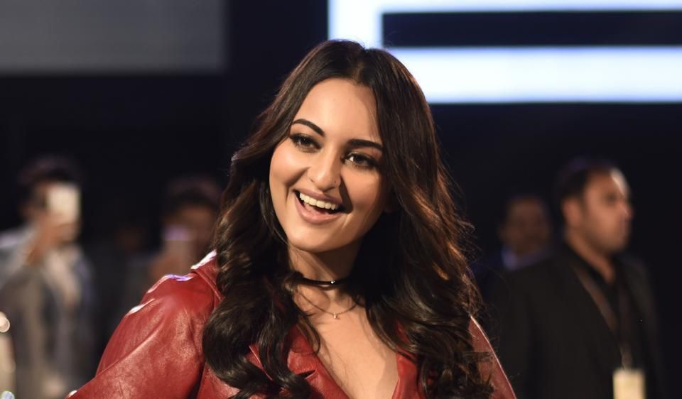 Sonam Kapoor Apologises To Sonakshi Sinha For Showing Attitude; The Latter Responds With A Sweet Tweet!