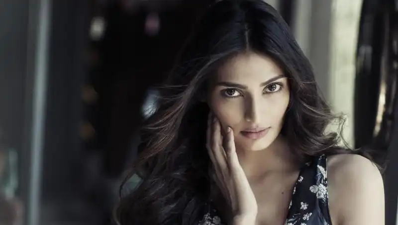 I'm not friends with anyone in Bollywood: Athiya Shetty