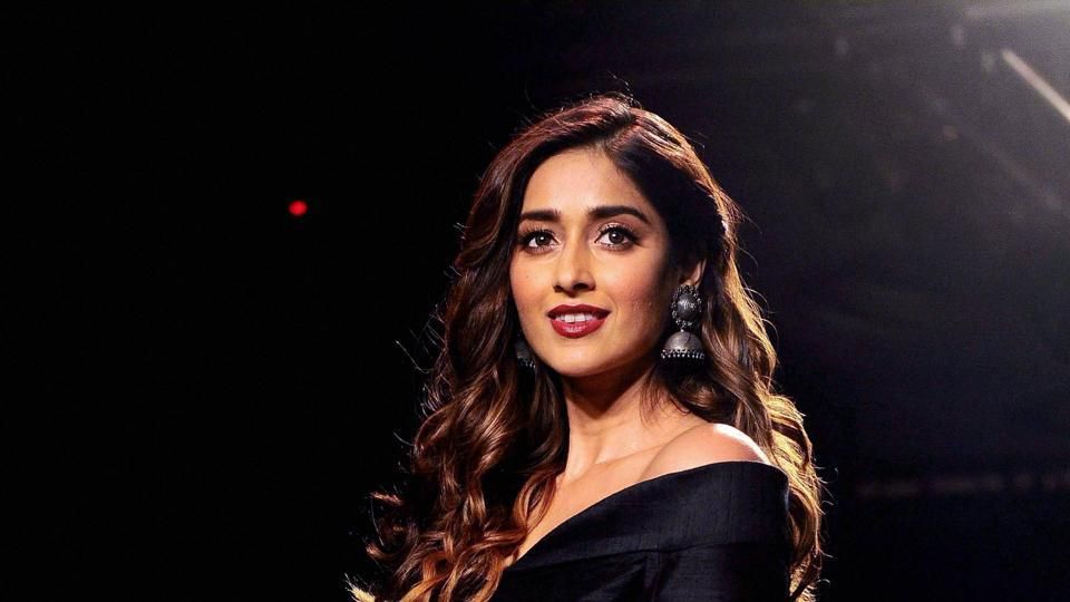 Ileana D’Cruz Slams A Fan For Misbehaving With Her; Expresses Anger On Twitter!