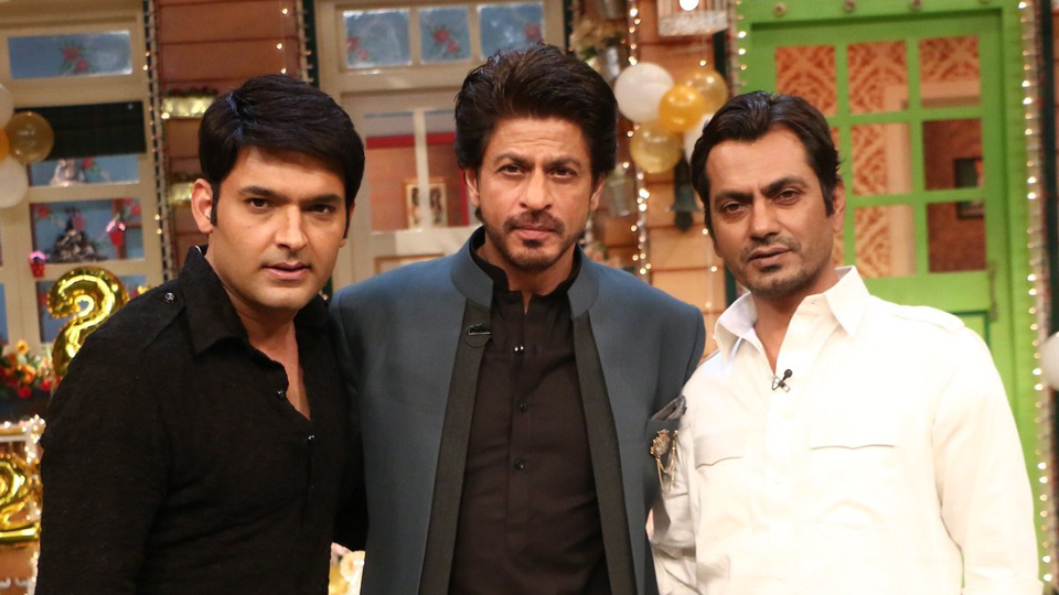 Raees Shah Rukh Khan Plays Dandiya And Romances A Fan On The Kapil Sharma Show!