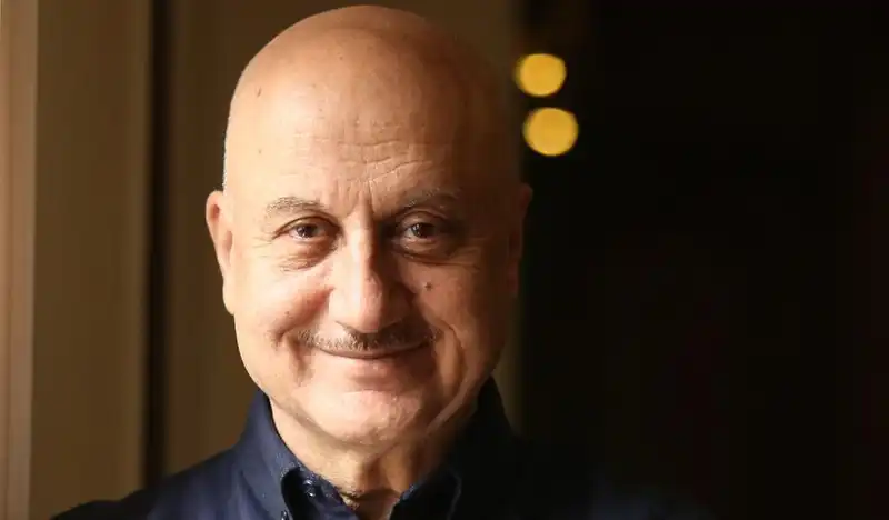 Unlike Varun Dhawan, Anupam Kher says he doesn't have an online fan club