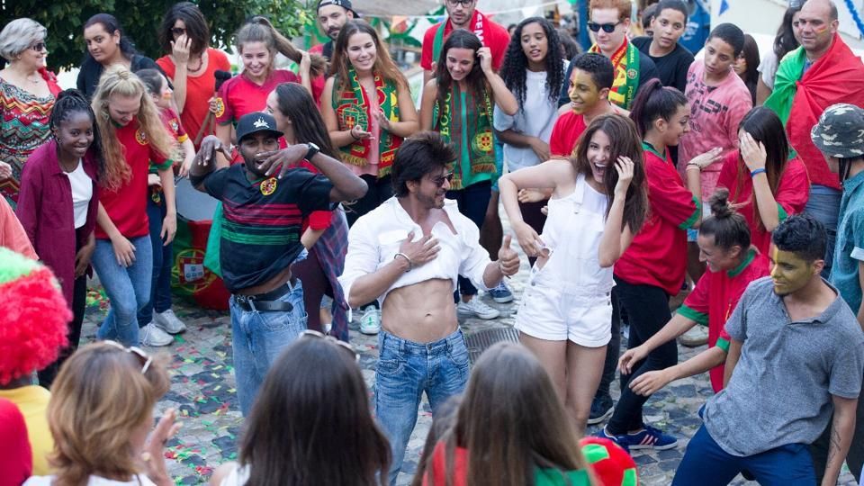 WATCH: Shah Rukh Khan And Anushka Sharma Dance Like Crazy In Mini Phurrr!
