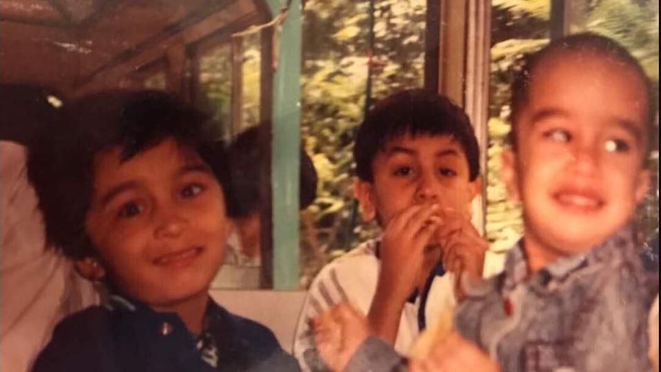 Can you name all the Bollywood actors in this throwback photo shared by Rishi Kapoor?