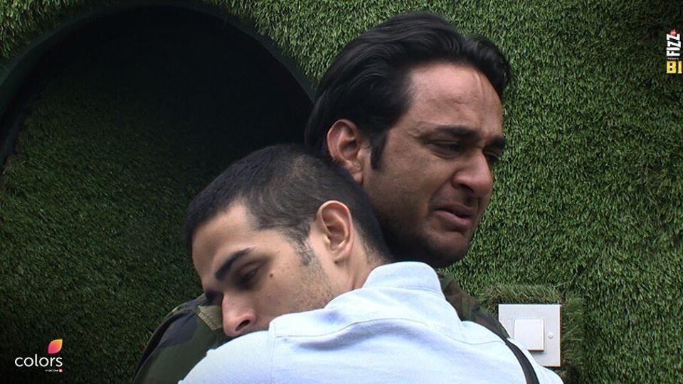 Bigg Boss 11 December 21: Hina Khan Bullies A Dressed Up Vikas Gupta With Her Mean Comments!