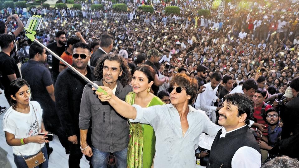 Shah Rukh relishes paan Banaras wala!