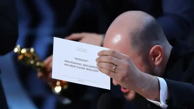 The Biggest Goof Up In Oscar's History: La La Land Announced Best Picture Instead Of Moonlight!