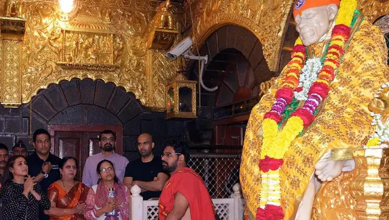 Rani Mukerji Gets Emotional As She Seeks Blessings For Mardaani 2 At Shirdi Sai Baba