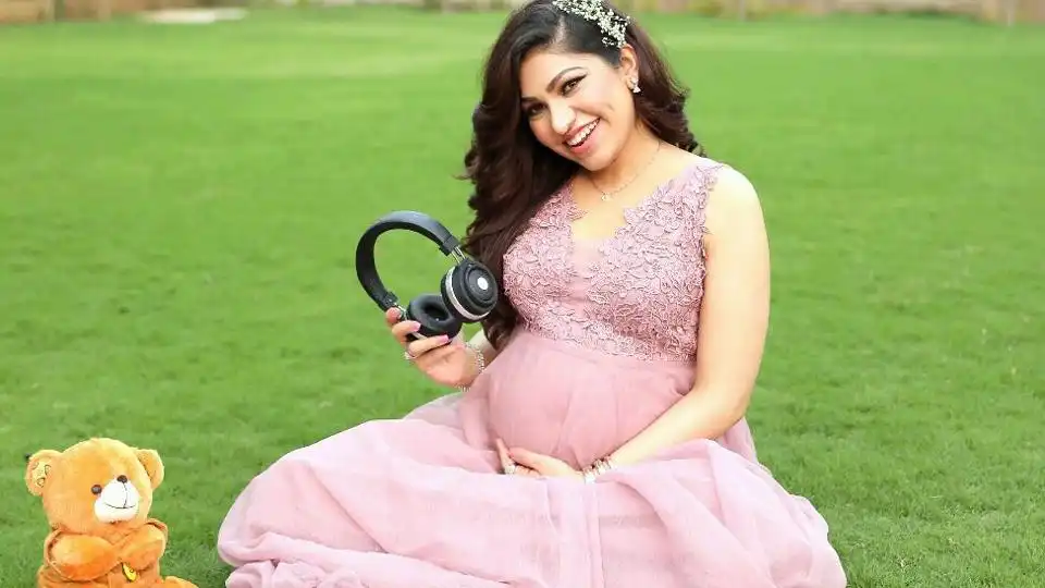 In Pictures: Singer Tulsi Kumar's Adorable Maternity Shoot With Her Husband!