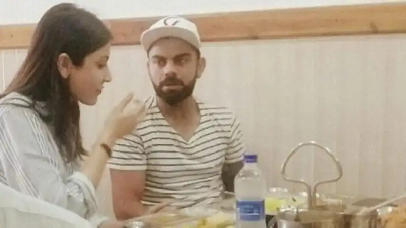 Check Out: Lovebirds Anushka Sharma And Virat Kohli Enjoy A Meal At A Restaurant!