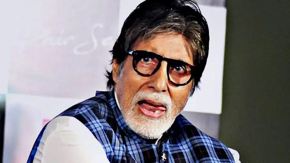 Amitabh Bachchan Walks Care Free On Streets For Thugs Of Hindostan Co-stars Aamir & Fatima