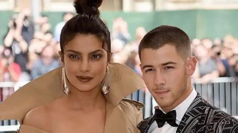 Priyanka Chopra And Nick Jonas Drop Some More Hint As They Arrive In India Together!