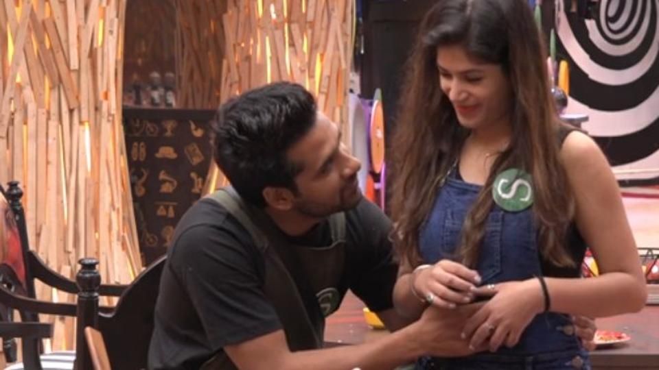Bigg Boss 11 Nov 6: Puneesh And Bandgi Can't Believe That Their Kiss Was Caught On Camera!
