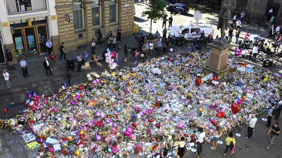 Crowd sings Don’t Look Back In Anger to pay tribute to Manchester bombing victims