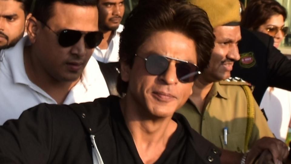 Shah Rukh Khan Has A Mature Way Of Dealing With The Paparazzi, Here's His Way