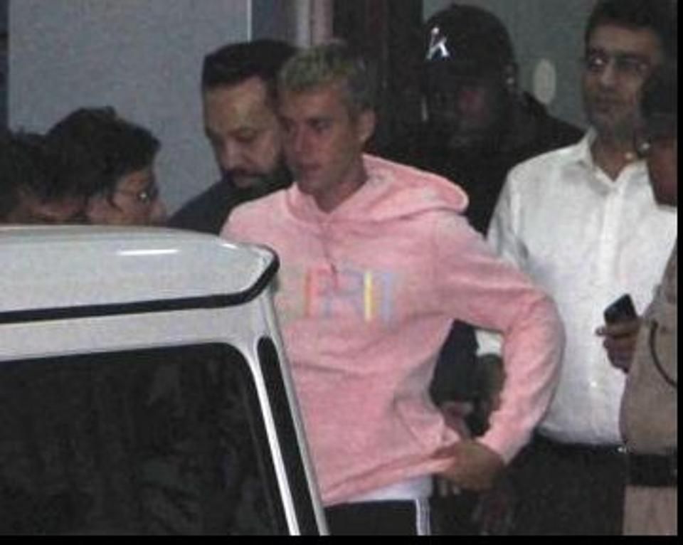 WATCH: An Exclusive Video Of Justin Bieber At His Hotel In Mumbai!