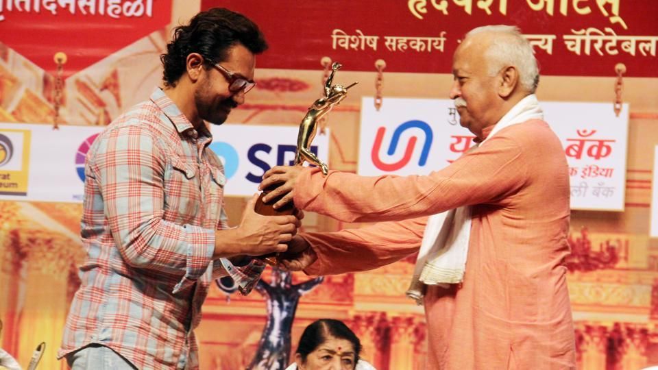Aamir attends award function after 16 years, felicitated by RSS chief Mohan Bha...