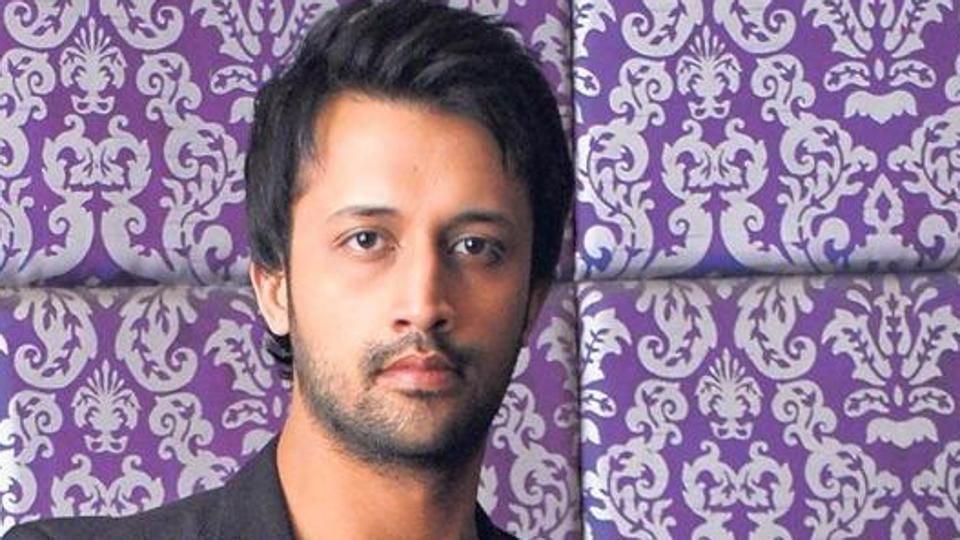 Atif Aslam rescues female fan from harassers during Karachi concert