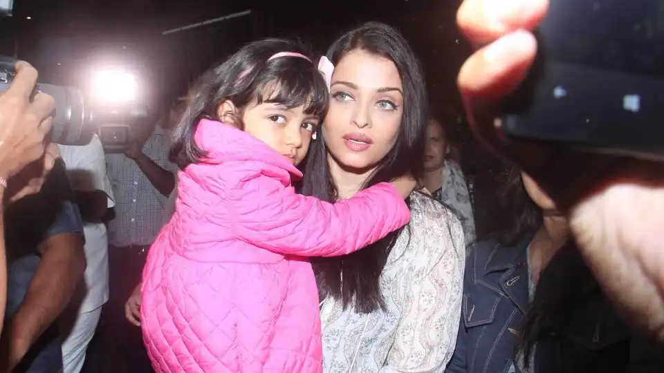 Aaradhya Bachchan Photo Bombs Her Mom, Aishwarya Rai's Selfies With Fans!