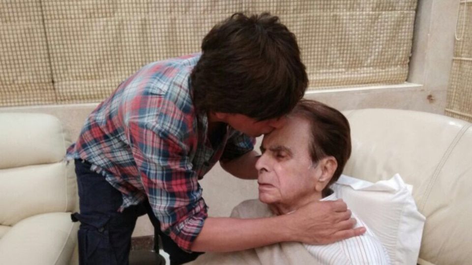Shah Rukh Khan visits Dilip Kumar and their pics together will warm your heart
