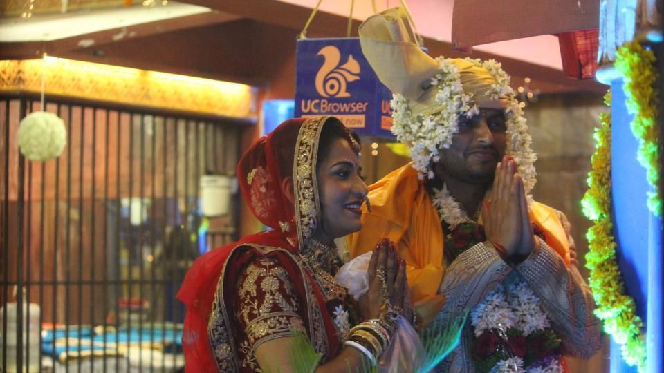 Bigg Boss 10: Monalisa Becomes The Second Contestant In The History Of The Show To Marry Inside The House!