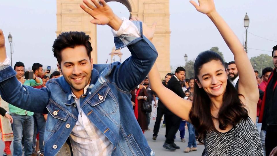 According To Alia Bhatt, Here's How Varun Dhawan Reacts To His Crazy Female Fans!