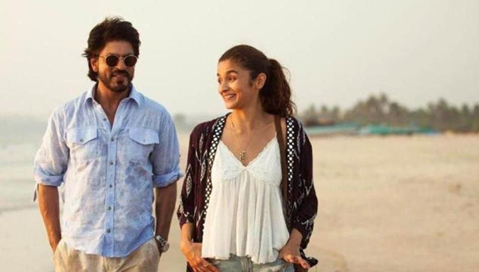 SRK Narrates The Story Of A Portuguese Lady Who Lived As A Man For 14 Years To Alia In Dear Zindagi's Deleted Scene!