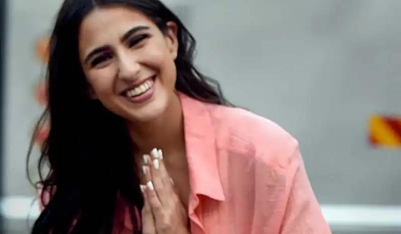 Paparazzi Request Sara Ali Khan To Strike Her Signature ‘Namaste Pose’, You'll Chuckle Hearing Her Response