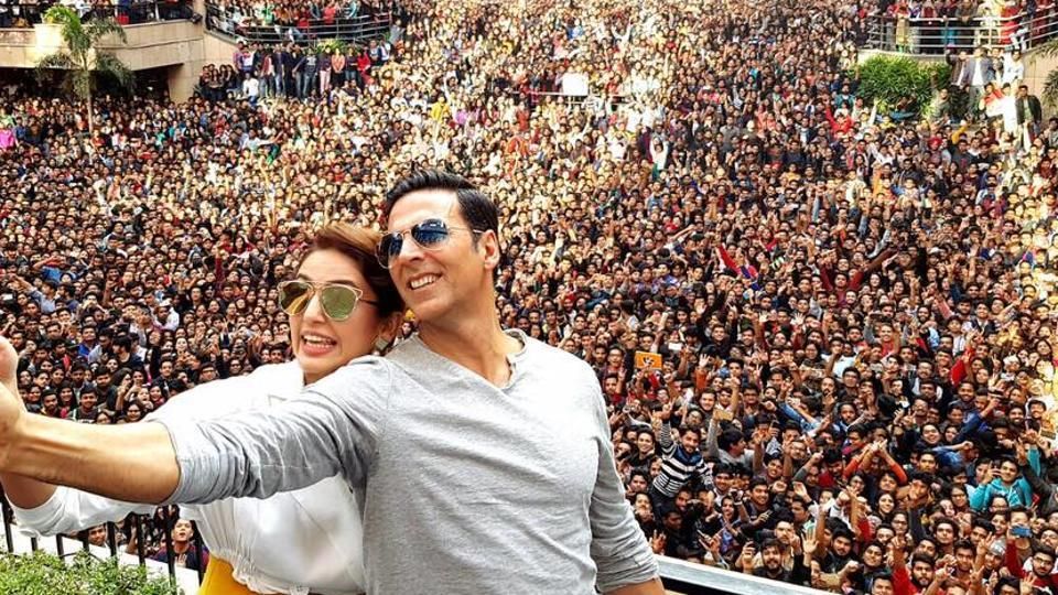 WATCH: Akshay Kumar Grooves To The Tunes Of His '90s Hit Song, Chura Ke Dil Mera For College Kids!