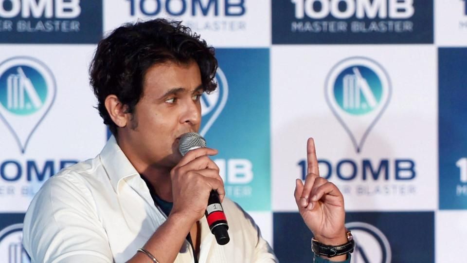 Twitter Trolls Sonu Nigam For Complaining Of 'Forced Religiousness' On Being Woken Up To The Sound Of Azaan!