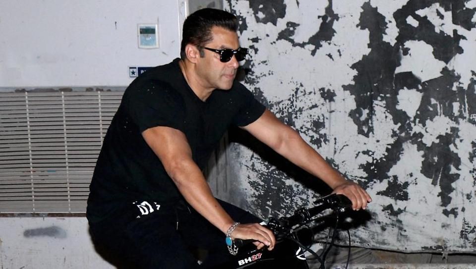 Salman Khan Is Getting Thrashed On Twitter For Giving Out Advice On Road Safety!