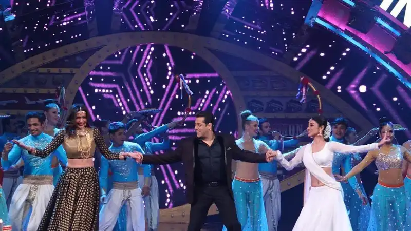 Bigg Boss 10 live: Grand finale kickstarts with Salman Khan's dance