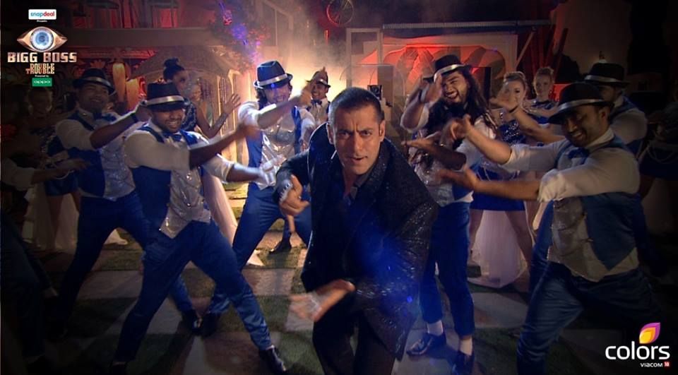 Salman Khan Sets The Stage On Fire At The Premiere Of Bigg Boss 9!