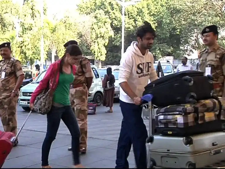 WATCH: Sanaya Irani And Barun Sobti On Their Way To Goa For Sanaya's Wedding!