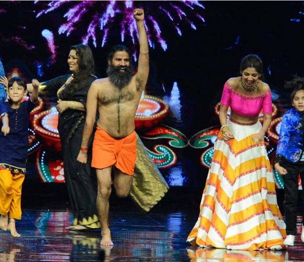 सोनी टीवी के शो ''सुपर डांसर'' में बाबा रामदेव ने किया 'योगा वाला डांस' !