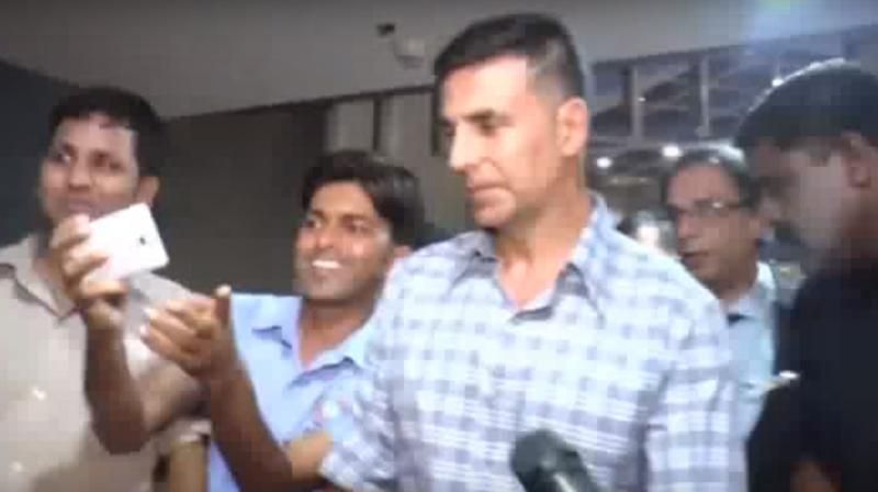 Akshay Kumar Apologises After His Bodyguard Punches A Fan!